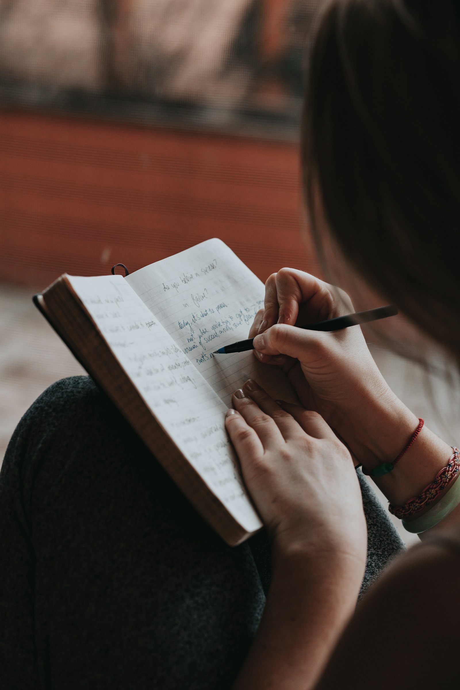 Personne prenant des notes dans un carnet