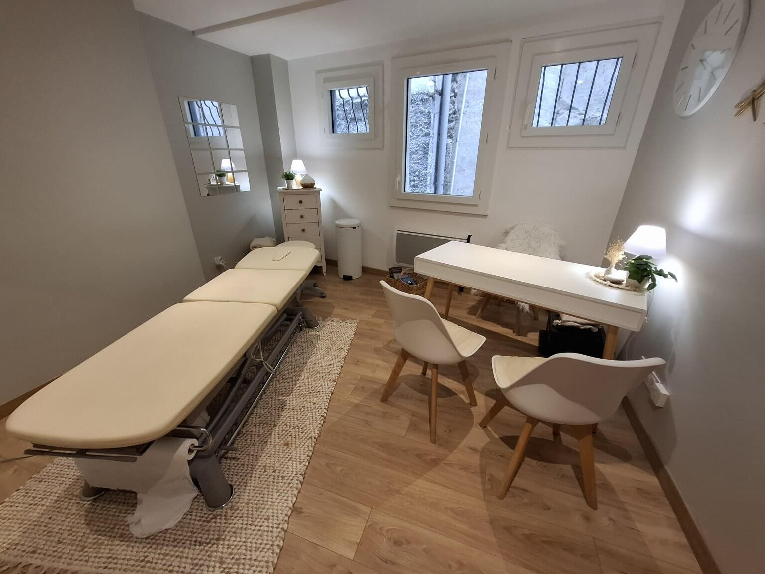 Salle de soin avec table de traitement du cabinet