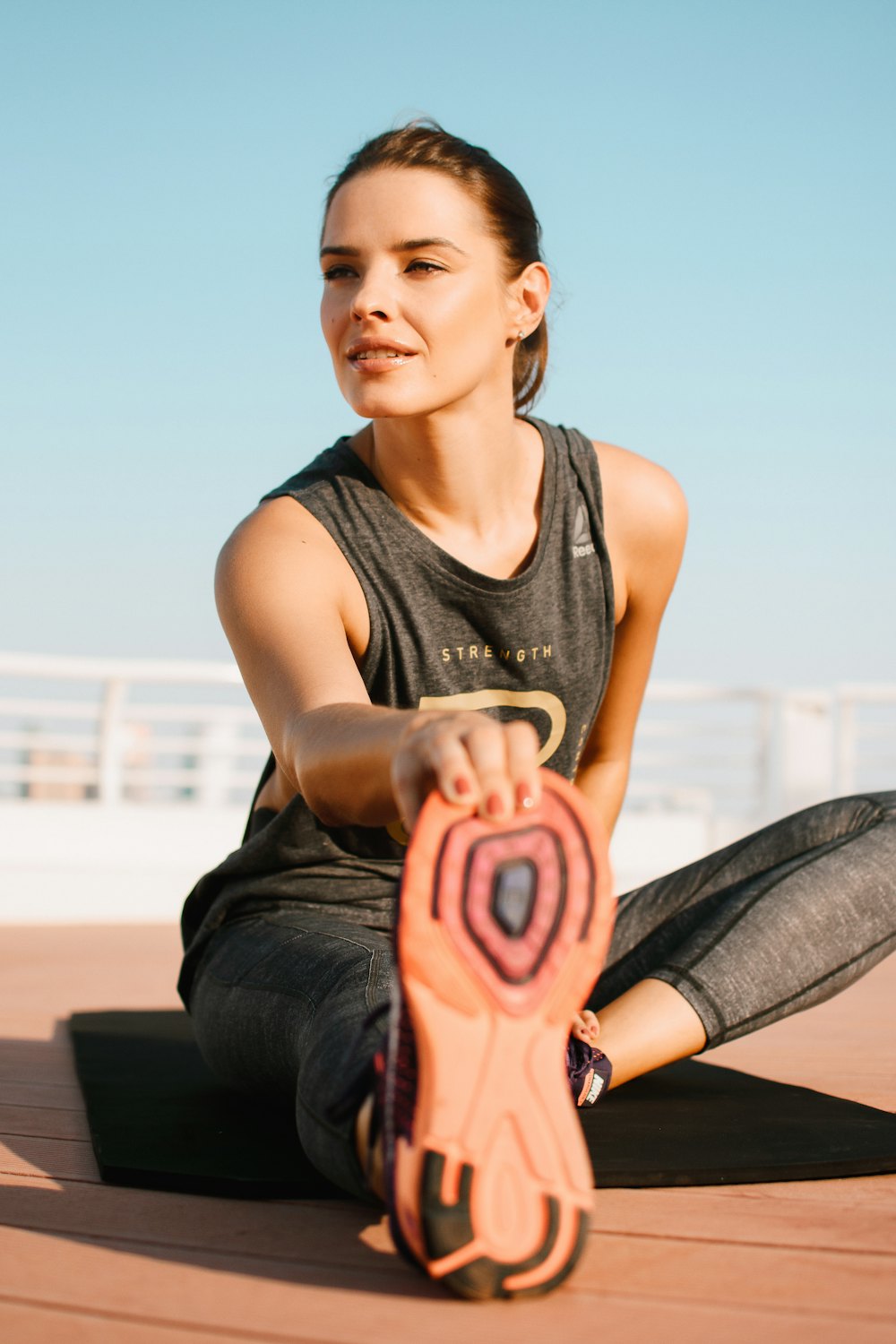 Étirement de la jambe sur tapis