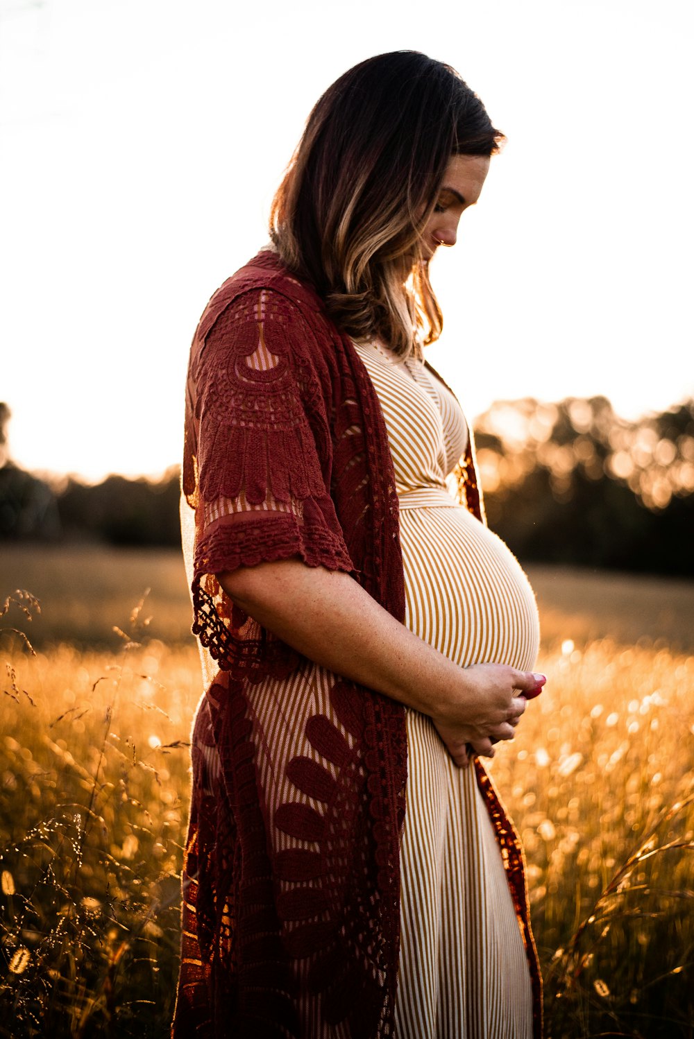 Femme enceinte dans un intérieur lumineux