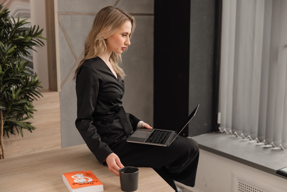 Personne travaillant sur ordinateur portable au bureau